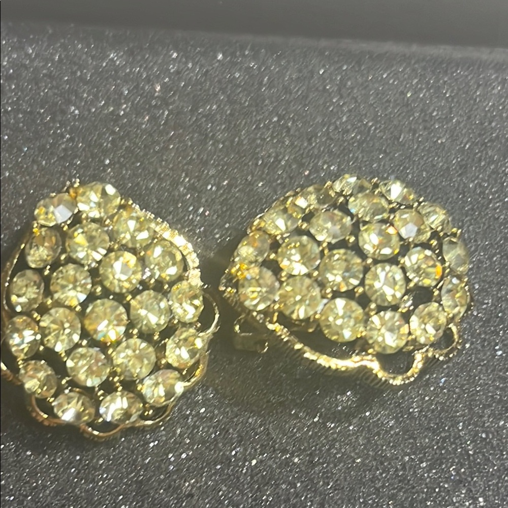 Weiss vintage 1950’s Elegant rhinestones that sparkle Gold tone clip Earrings - Picture 5 of 15